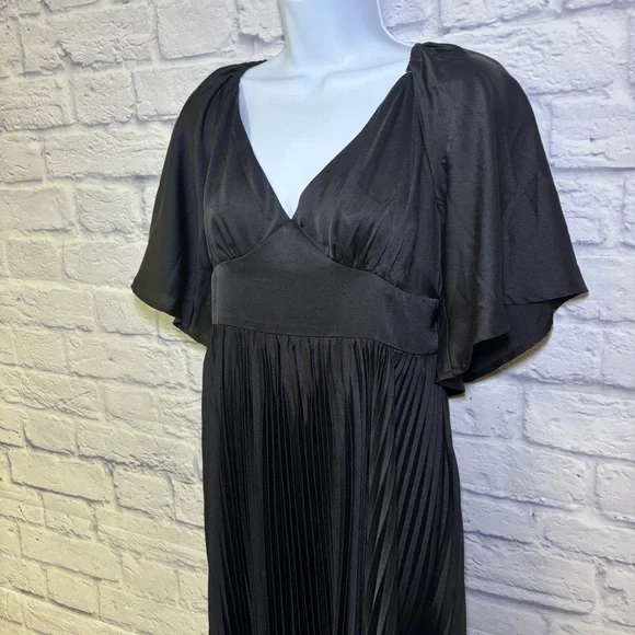 Baltic Born Aubree Accordion Pleated V-Neck A-Line Midi Dress Black Large NWT - Picture 16 of 16